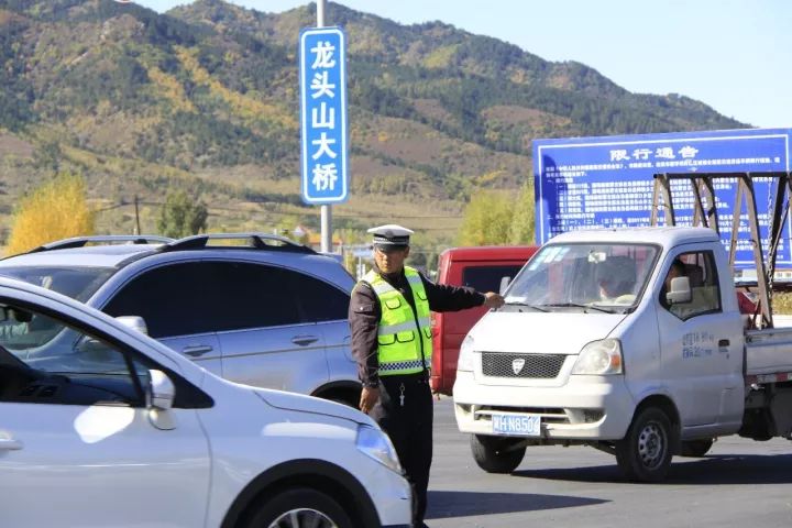 这群围场人没有假期只有岗位上坚守的背影