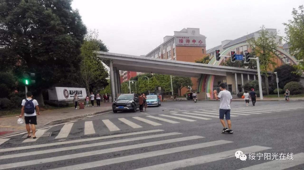 恢弘壮丽的南大门初次见面,湖南中医药大学,你好.