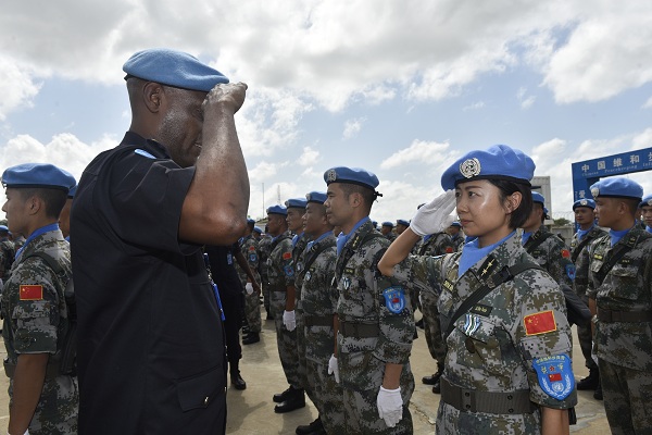 图为维和女兵授勋 李赞摄