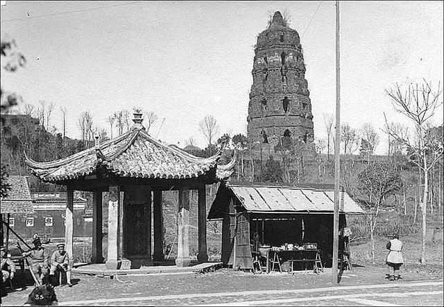 明朝嘉靖年间,杭州遭倭寇入侵,雷峰塔只有砖体塔身得以幸存.