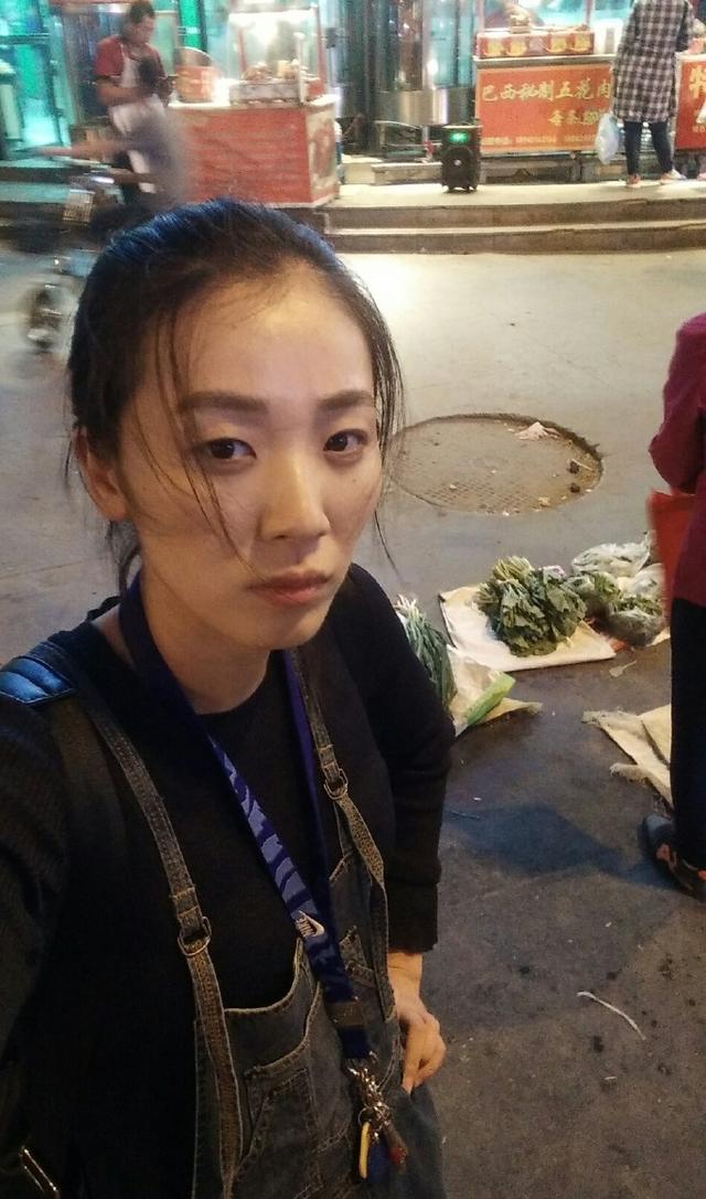 1米88女篮90后女神赵爽,假期素颜逛集市接地气!网友