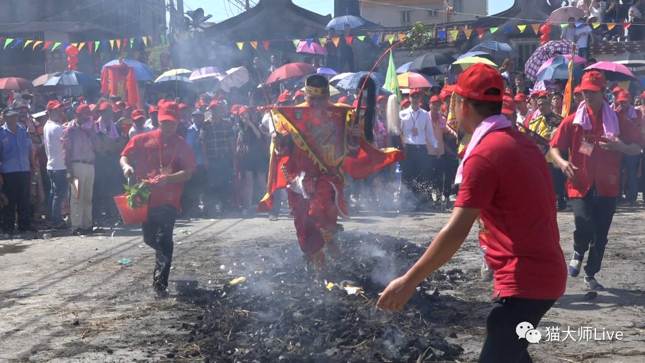 视频多图八月初八金浦梅花天后圣母新乩童择吉时走火路出游巡城圆满