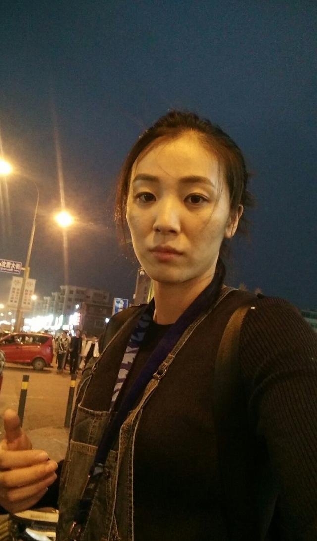 1米88女篮90后女神赵爽,假期素颜逛集市接地气!网友