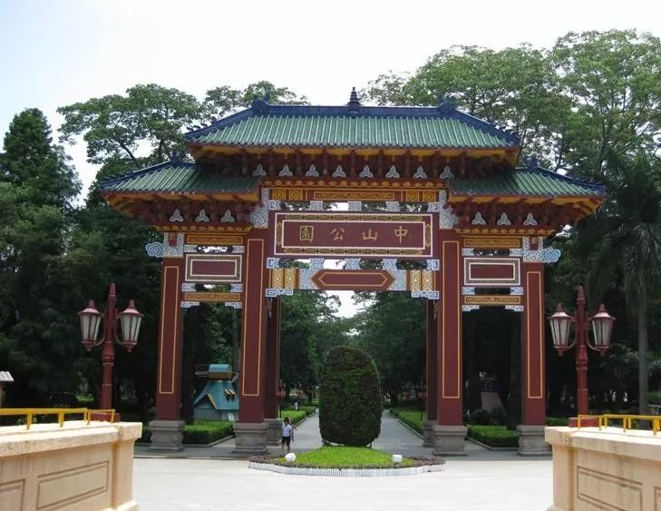 04 中山公园位于北京市中心紫禁城(故宫)南面,天安门西侧,与故宫一墙
