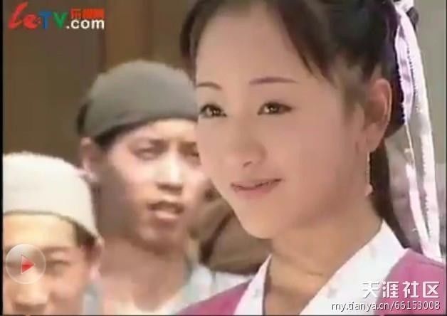 杨蓉早些年明星运一直很好,刚上大学便出演电视剧《万里晴空》,饰演女