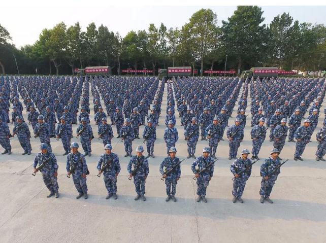 神圣时刻!北海舰队某训练基地组织新兵授枪仪式