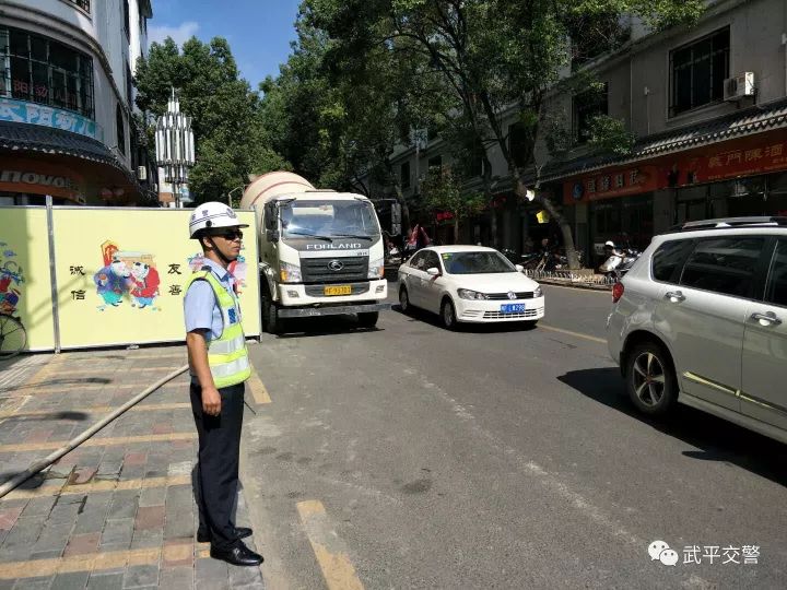 告知其乱占道的危害性,并对现场交通进行指挥疏导,缓解了道路拥堵现象