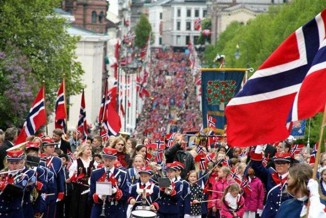 年   月    日通过宪法规定挪威为世袭君主立宪国,定该日为国庆日,也