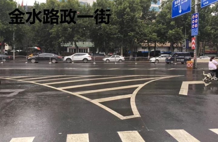 金水路多个路口设置"导流线",不想扣分看这里!