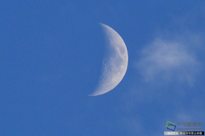 9月26日傍晚,天还没黑,一牙弯月挂上延庆的天空.