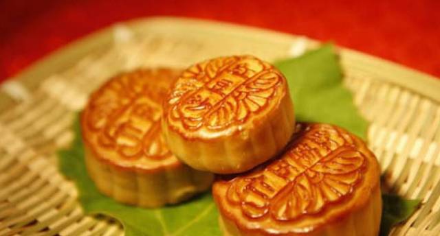 从此,中秋节拜月的风俗在民间传开了. 月饼是中秋节必不可少的美食.