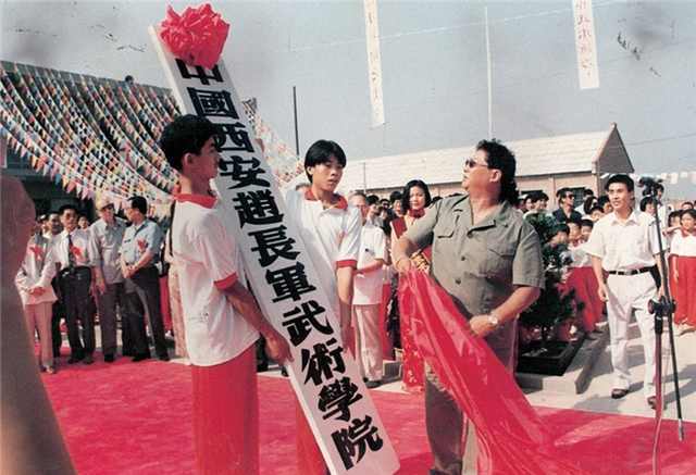 80年代的功夫巨星,息影退休办武校,成就不输"劲敌"