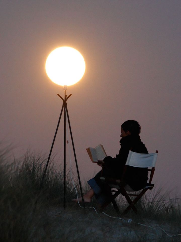 把月亮当成灯,在月光下看书.
