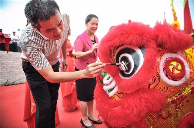 阳山县委常委,统战部部长蔡科友为醒狮点睛.