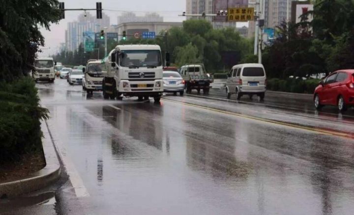 下雨天洒水车洒水的目的在哪里?