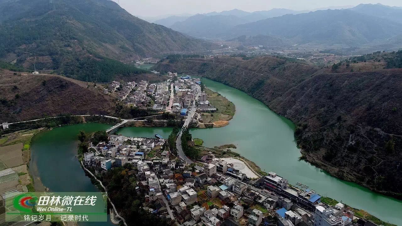 镇,地处驮娘江与清水河的汇合处,与西林县的那劳乡,隆林县的介庭乡