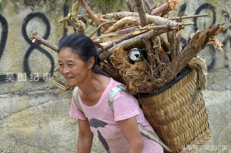 国庆旅游黄金周,农村大妈们为什么选择拾柴火,你知道