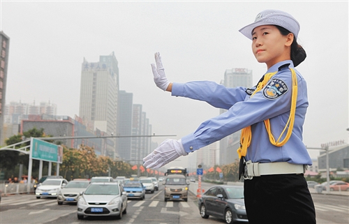 10月1日,河北邯郸市公安局交通警察支队渚河大队民警在指挥交通.