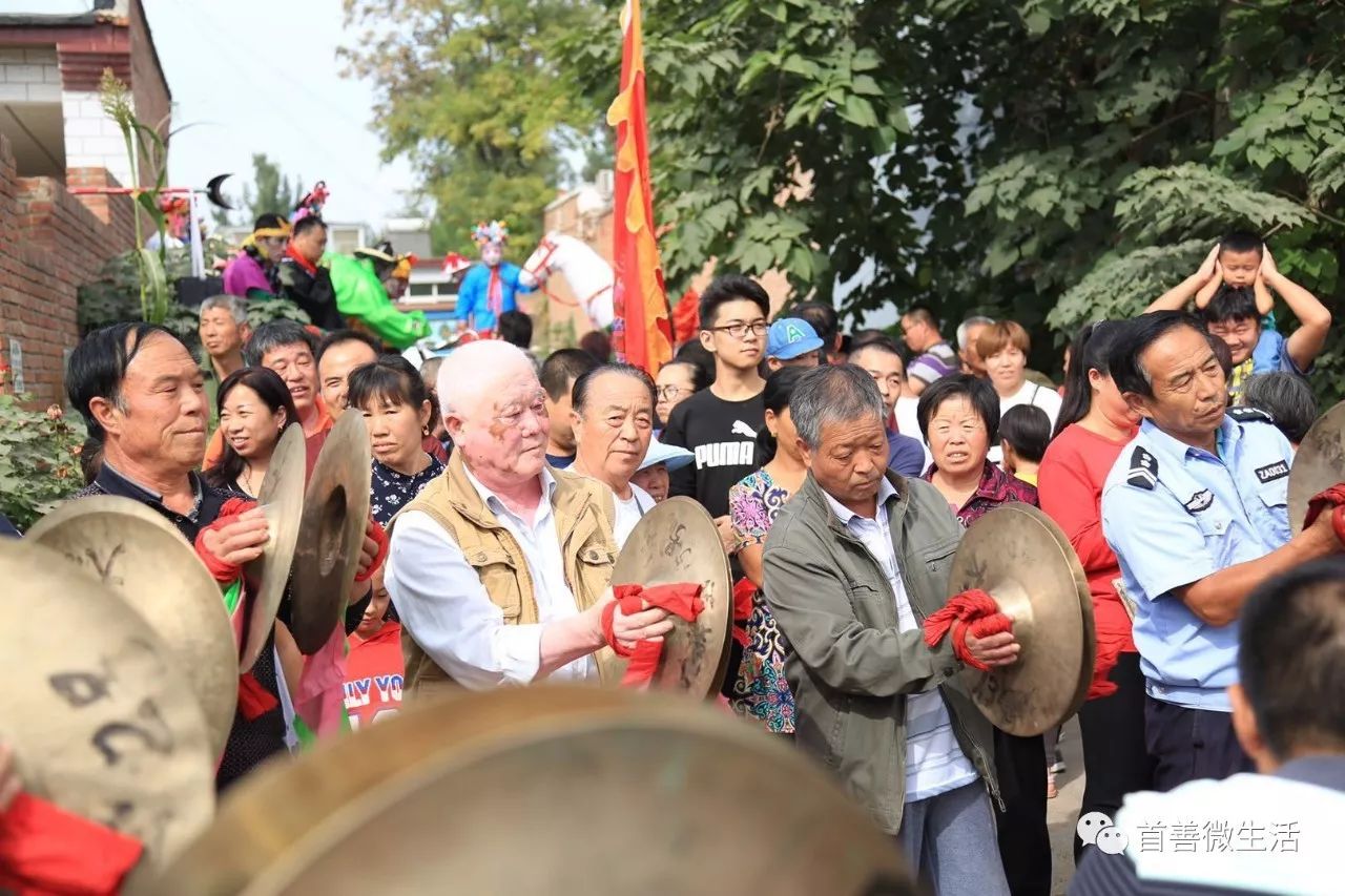 敲锣打鼓 过节的气氛 真是好啊!