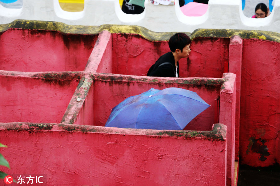 奇葩！重庆洋人街景区设露天茅厕，女游客撑伞入厕防走光【热门往事】风气中国网