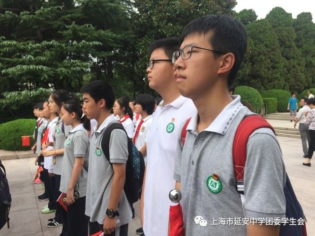 国旗下成长上海市延安中学团委学生会部长参加国庆升旗仪式