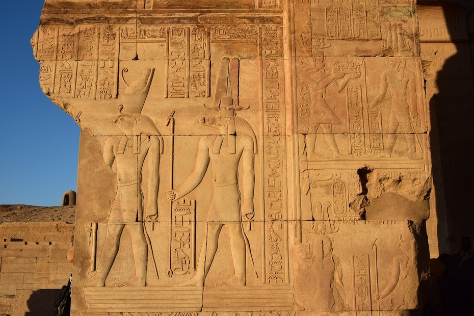 图8,刻着古埃及时期所使用的医疗手术器械的壁画图9,夕阳下的双神庙