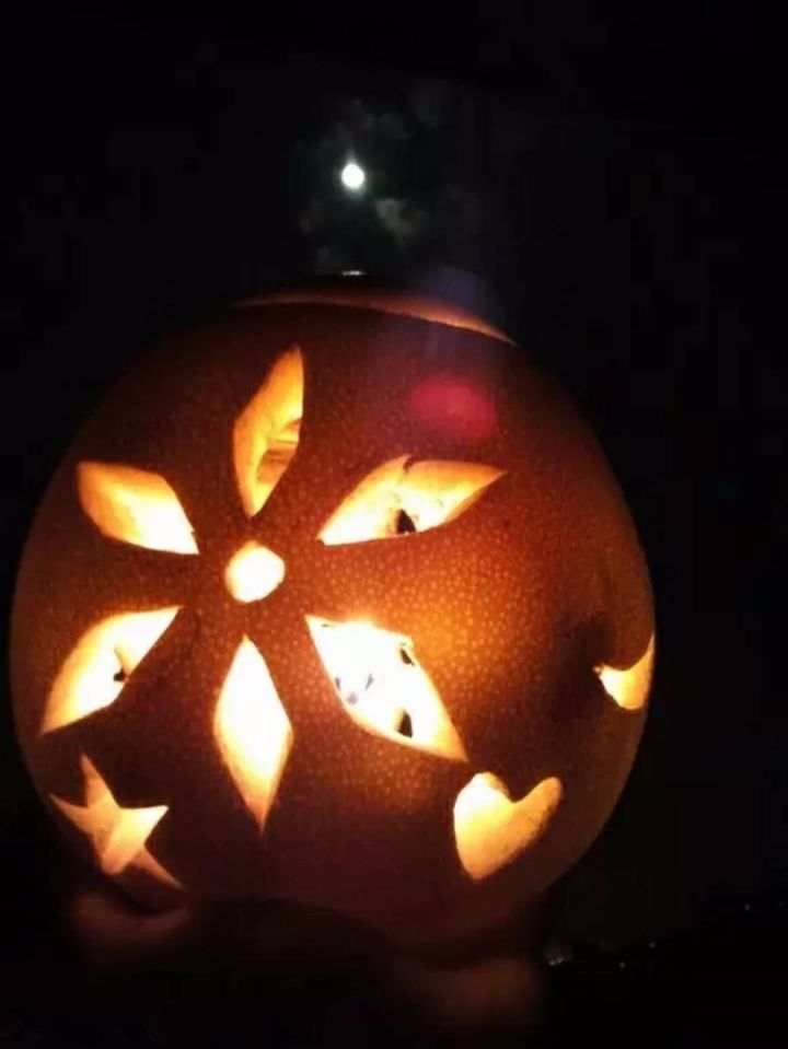 有心灵手巧的老佛山会把中秋宴上吃剩的柚子皮做成一个柚子灯笼:剥出