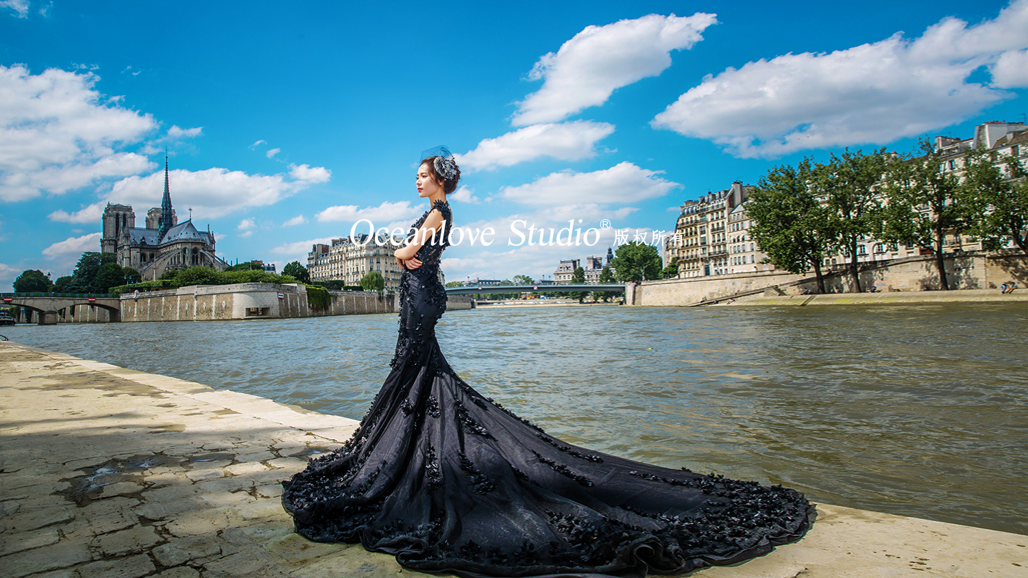 穿上黑色拖尾的婚纱,宛若黑天鹅在法国巴黎拍婚纱照会