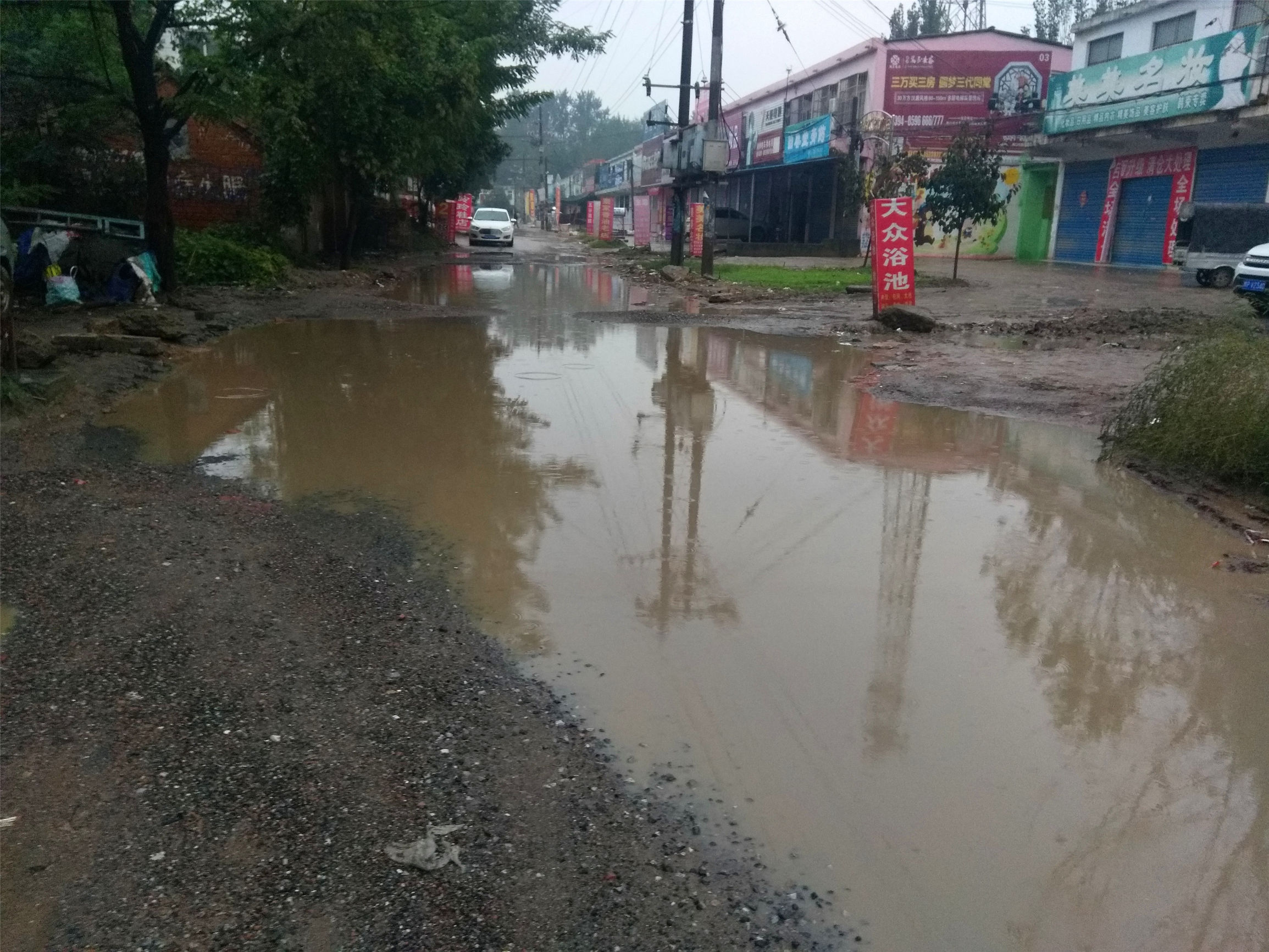 在周口市商水县的汤庄街道,可以看到,一条街道已经成了泽国,附近群众