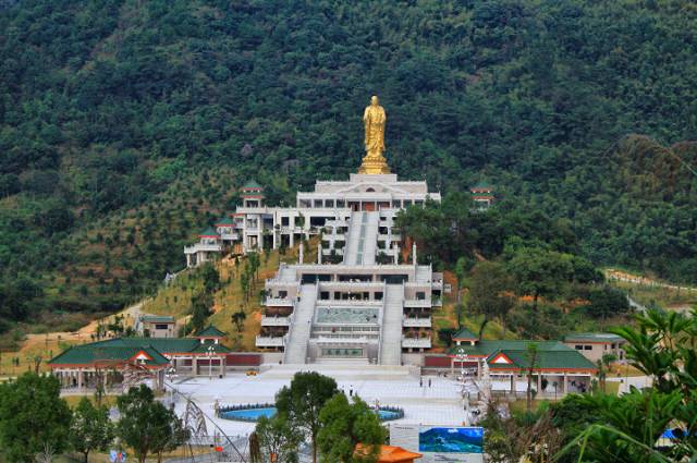 11三平风景区三平风景区地处福建省漳州市西南之平和县文峰镇境内