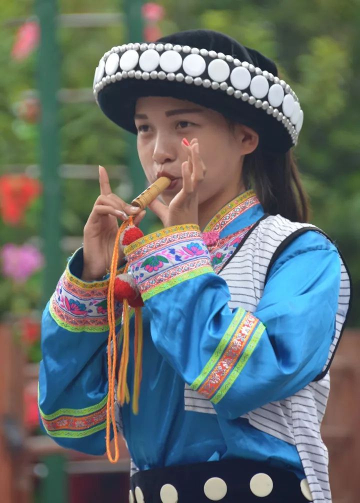 叮唔玛——傈僳女子专用吹奏乐器起本——傈僳男子专用弹奏乐器牦牛