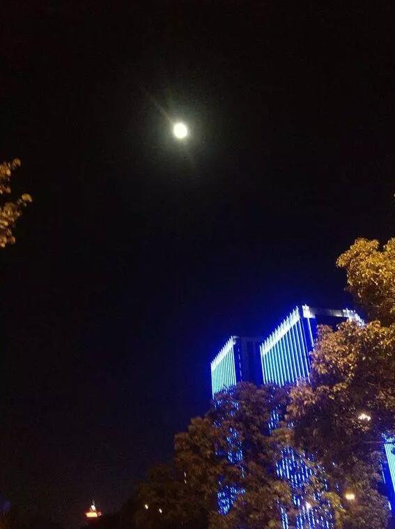 不看月亮,怎么能叫中秋节 月圆之夜 总有一群人会对着天空咔咔咔