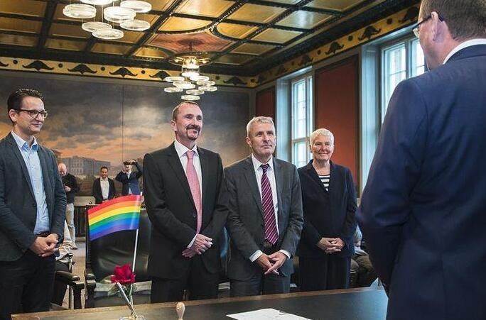 新人拥吻庆祝德国同性婚姻法生效【第24个国
