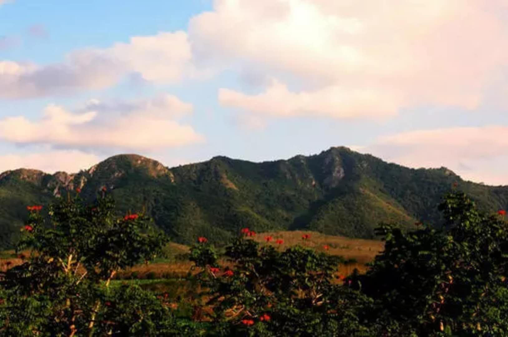 乐东毛公山:形象酷似一代伟人,雄伟瑰丽引人注目!