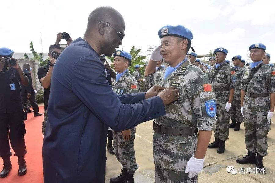 随后,舒马赫在营长丁海龙的陪同下检阅了维和部队,并与中国驻南苏丹