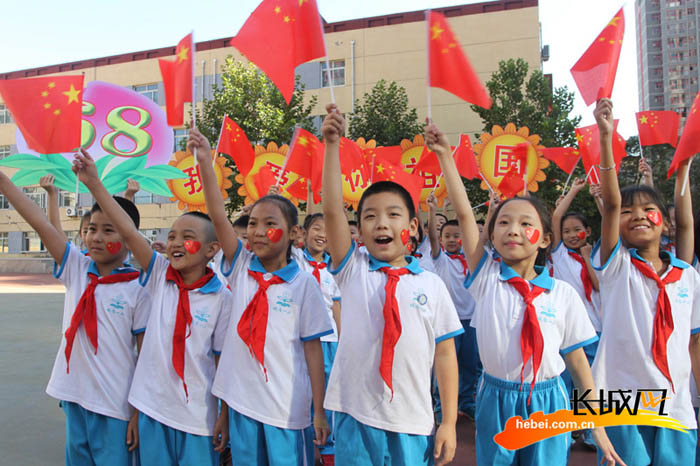 香河:小学生唱国歌,绘贴纸为祖国献上生日祝福