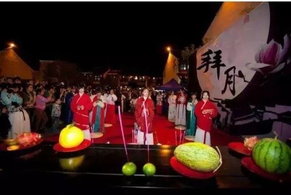 活动四:拜月大典,许心愿 中国自古就有"秋暮夕月"的习俗 中秋拜月