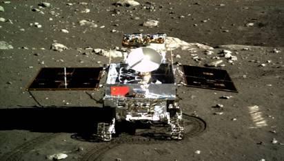 玉兔号月球车的月面工作照片,由嫦娥三号着陆器拍摄