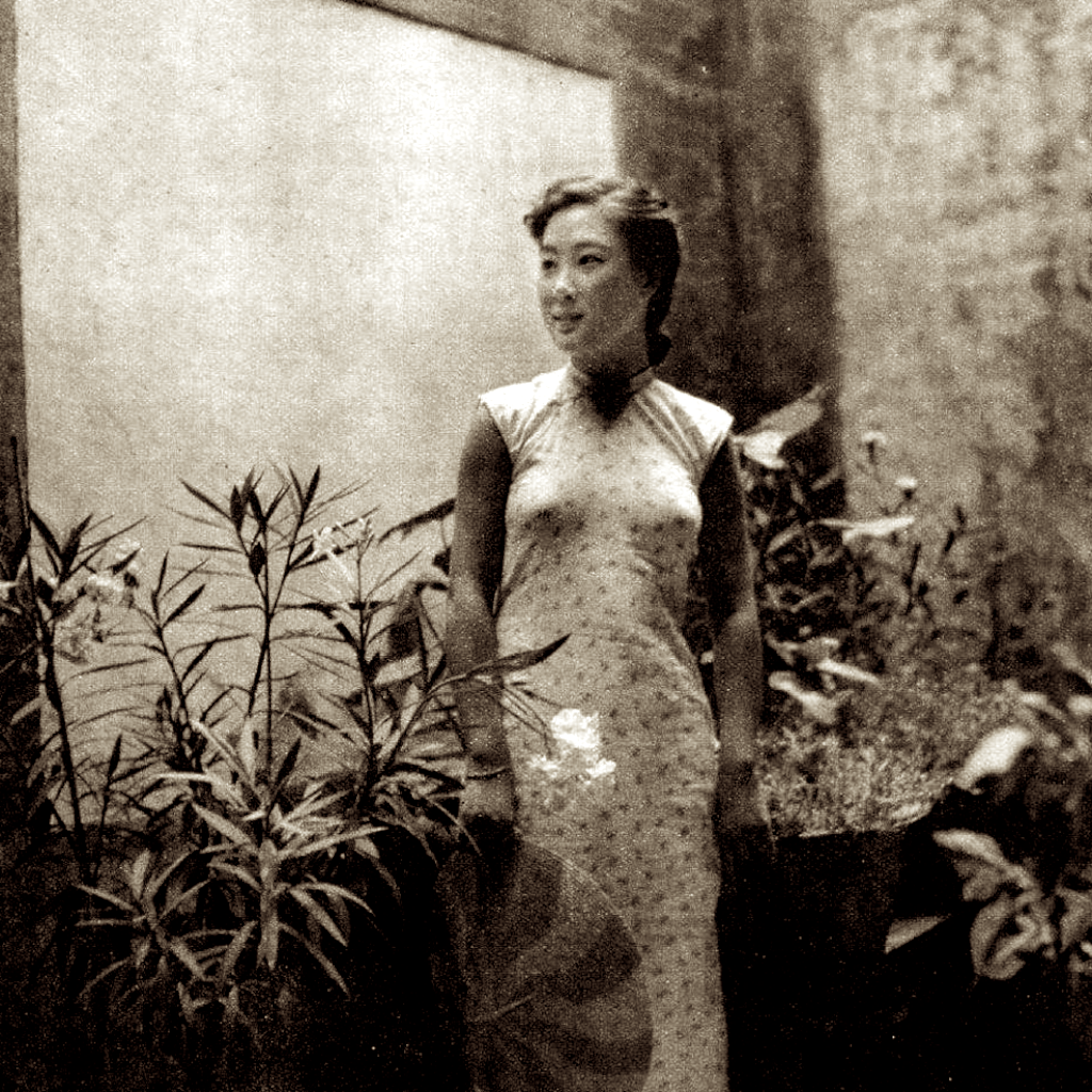 40年代初北平历史老照片:图为一个穿着旗袍,长相清秀的民国女孩.