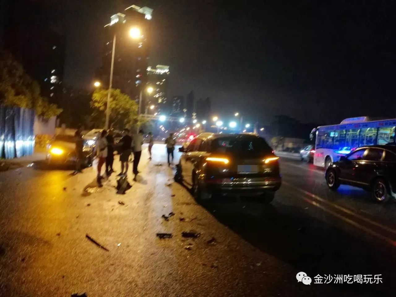 汽车 正文  今天晚上7点多钟,有街坊爆料,说经过彩滨北路钉子户路段时