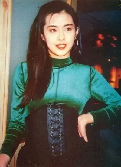 王祖贤当年旧照曝光,没想到24年前的衣服,竟和迪丽热巴撞衫了!