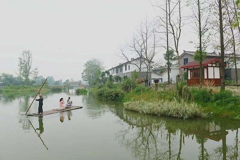 中秋佳节,和家人一起到青杠树村,不仅可以欣赏美丽的乡村小景,更有