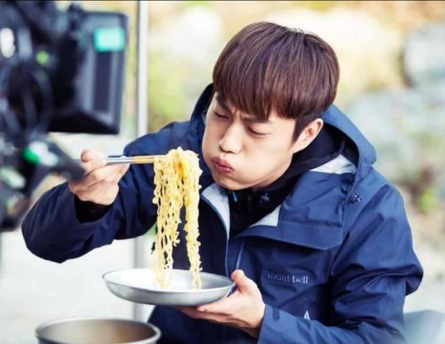 泡面泡菜吃出满汉全席感觉,韩国人吃东西确实