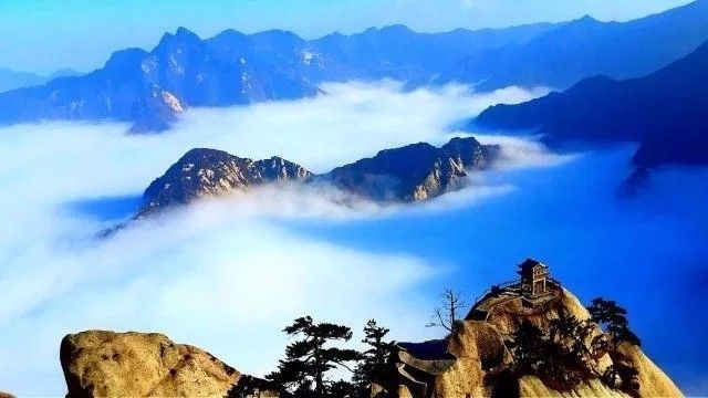 的确,在华山诸多景观中,游客们争先上山一览华山云海奇观.