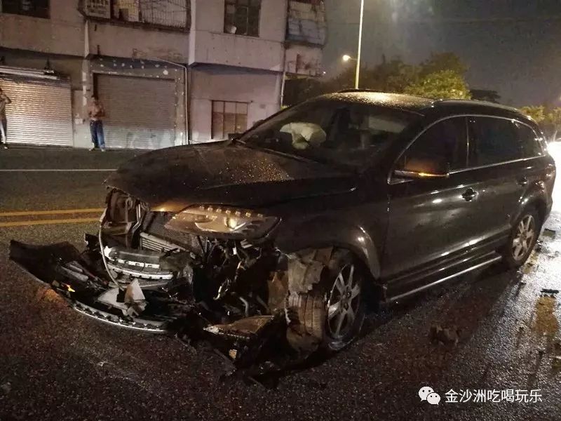 突发金沙洲彩滨北路钉子户附近又见车祸两辆奥迪轿车相撞原因是