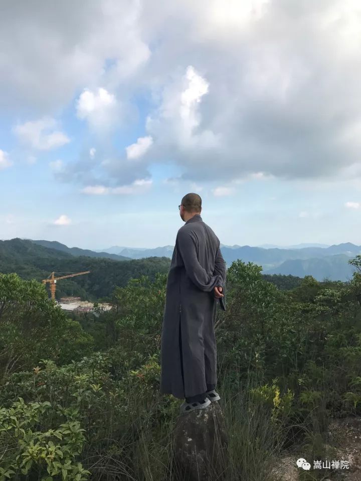 德建师父应邀亲临陆河观天寺指导寺院建设