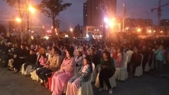 在皎洁的月光下,明宇广场"月上柳梢头·情满中秋夜"中秋晚会温情上演