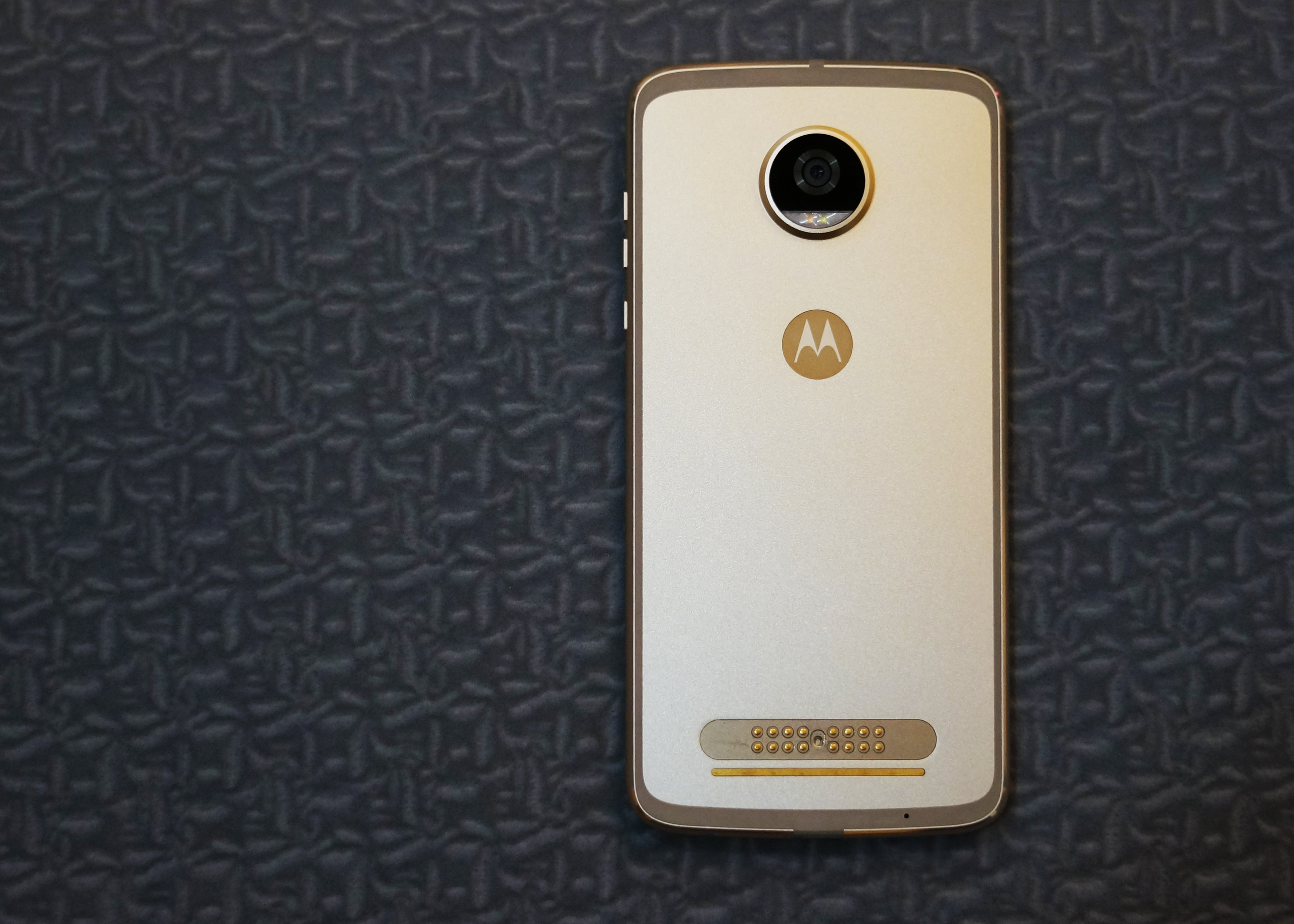 moto z2 play开箱图赏,不跟随全面屏风潮的个性机型