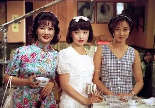 1996年邓萃雯出演了《我和春天有个约会》 在剧中饰演女主姚小蝶 这部