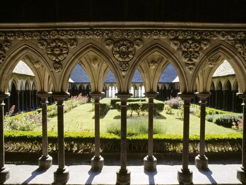 诺曼底哥特式建筑杰作,回廊由四个长廊环绕构成,中间是一片秀美的花园